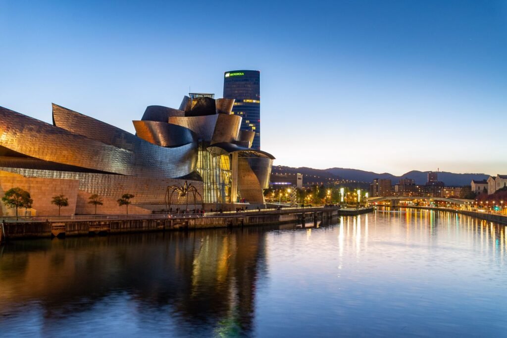 Musée Guggenheim de Bilbao reflété dans le fleuve Nervion
