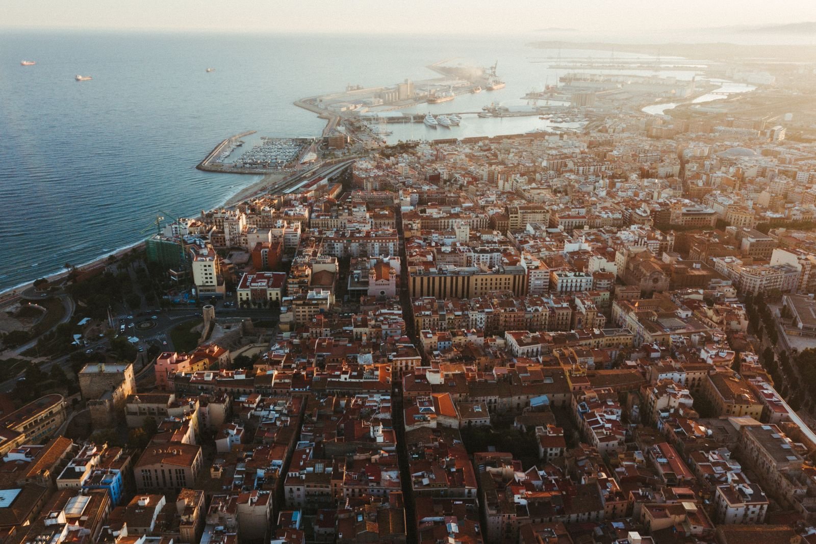 Vue aérienne de la ville de Tarragone et de son littoral en Catalogne