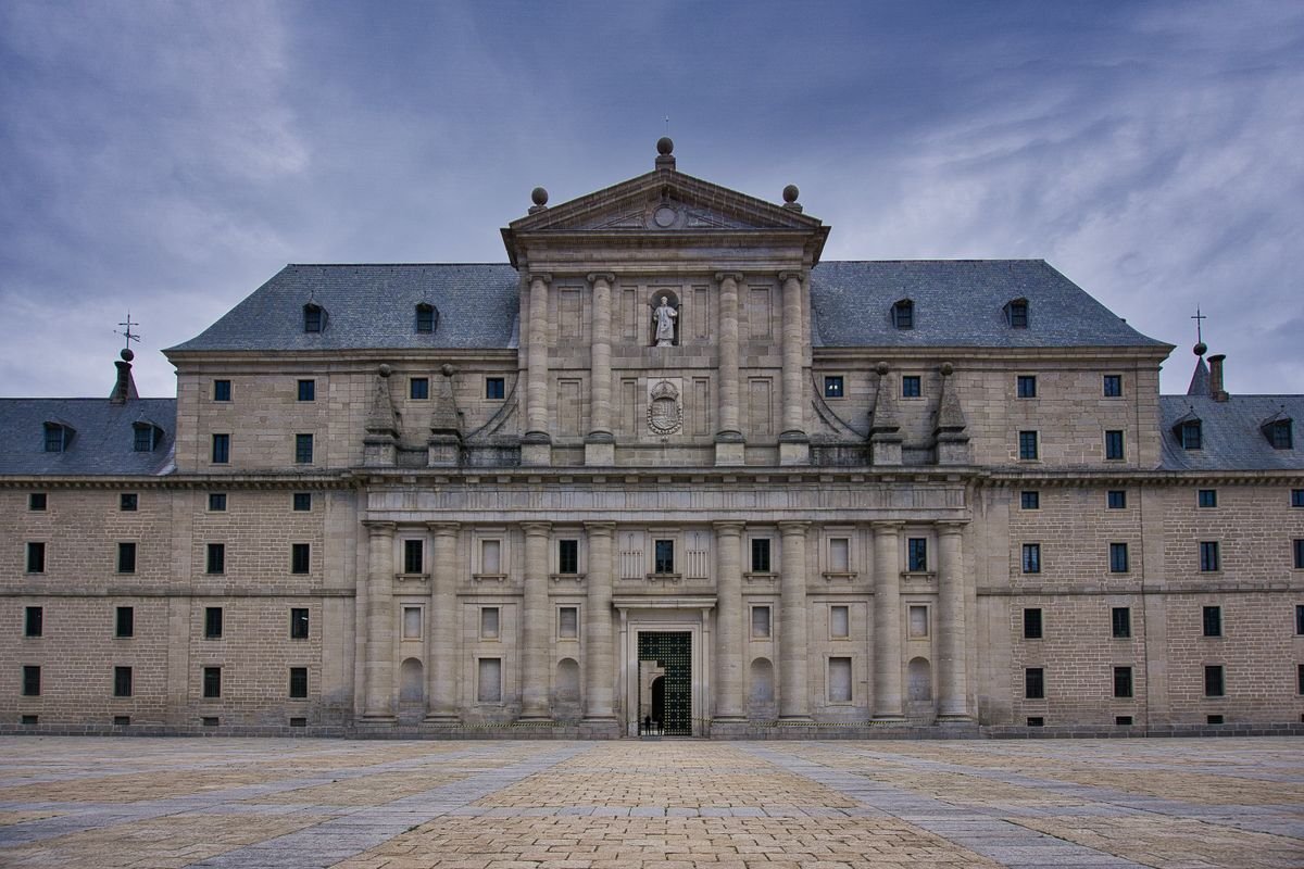 Facade majestueuse du monastere de San Lorenzo de El Escorial