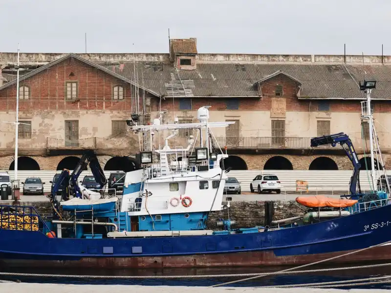 Bateau de peche amarre dans le port historique de Getaria, Pays basque espagnol