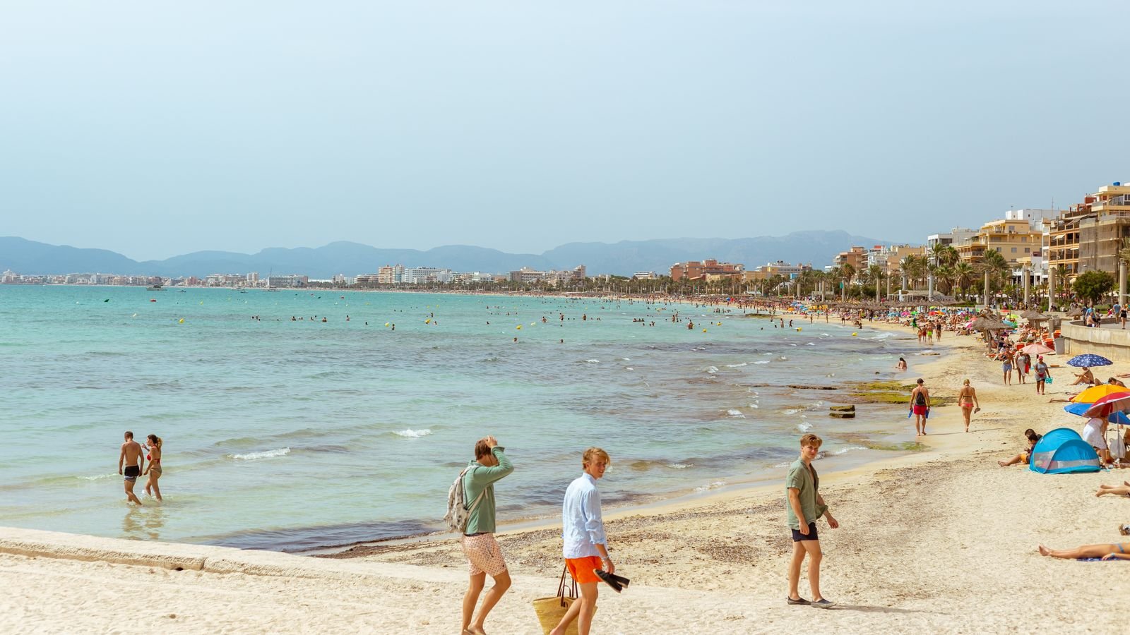 Ambiance familiale sur une plage animée de Majorque