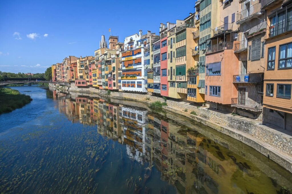 Façades colorées le long de la rivière Onyar dans la vieille ville de Girona