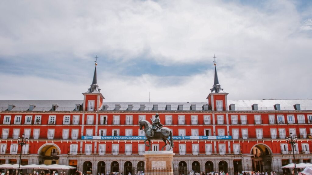 Plaza Mayor de Madrid, place historique bordée d arcades