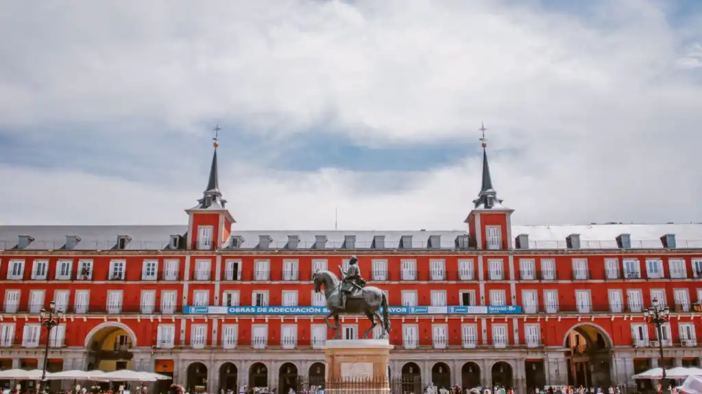 Plaza Mayor de Madrid, place historique bordée d arcades