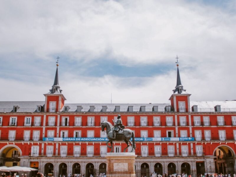 Plaza Mayor de Madrid, place historique bordée d arcades