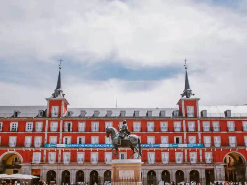 Plaza Mayor de Madrid, place historique bordée d arcades