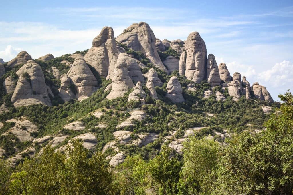 Formations rocheuses caractéristiques du massif de Montserrat en Catalogne