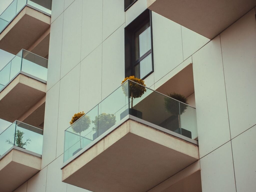 Appart-hôtel urbain, balcons modernes