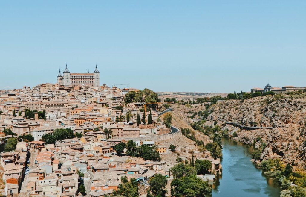Vue panoramique de Tolède surplombant le Tage