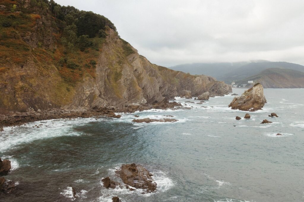 Falaises et sanctuaire de Gaztelugatxe sur la côte basque