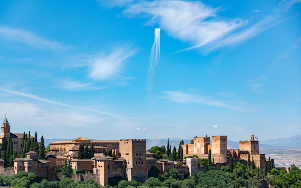 L'Alhambra de Grenade vue depuis le Mirador de San Nicolas dans l'Albaicin