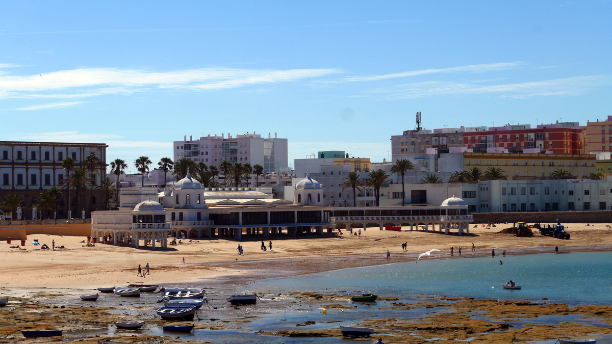 Plage urbaine de La Caleta à Cadix avec son ancien établissement de bains