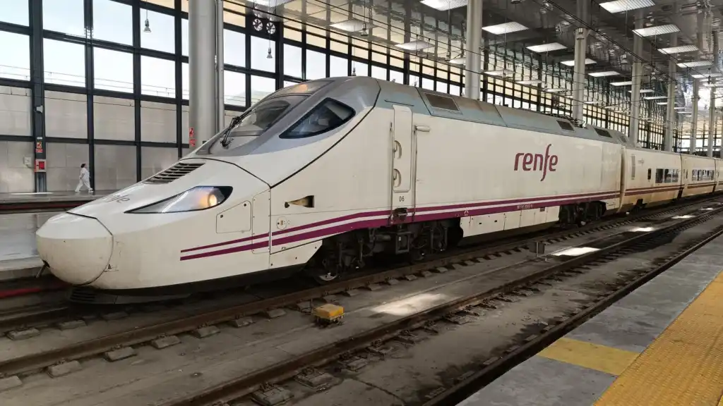Train Renfe à grande vitesse à quai en gare de Cadix, Andalousie