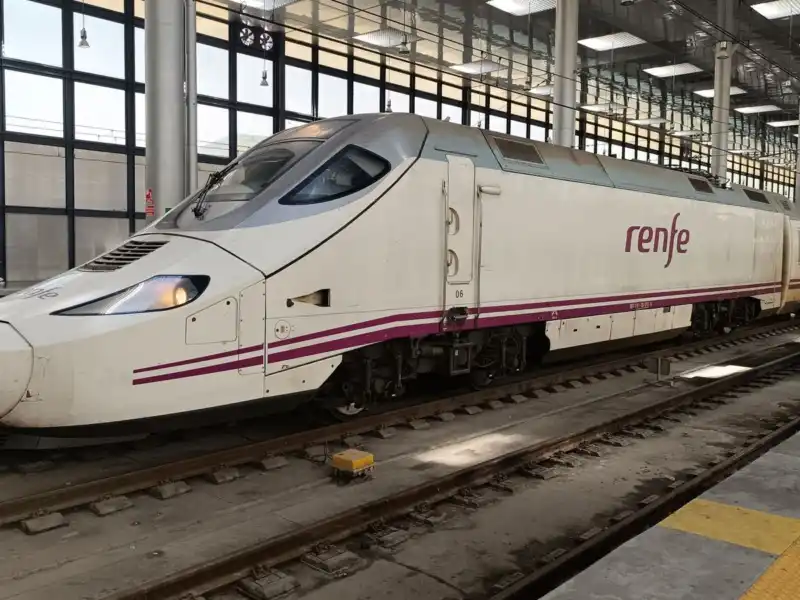 Train Renfe à grande vitesse à quai en gare de Cadix, Andalousie