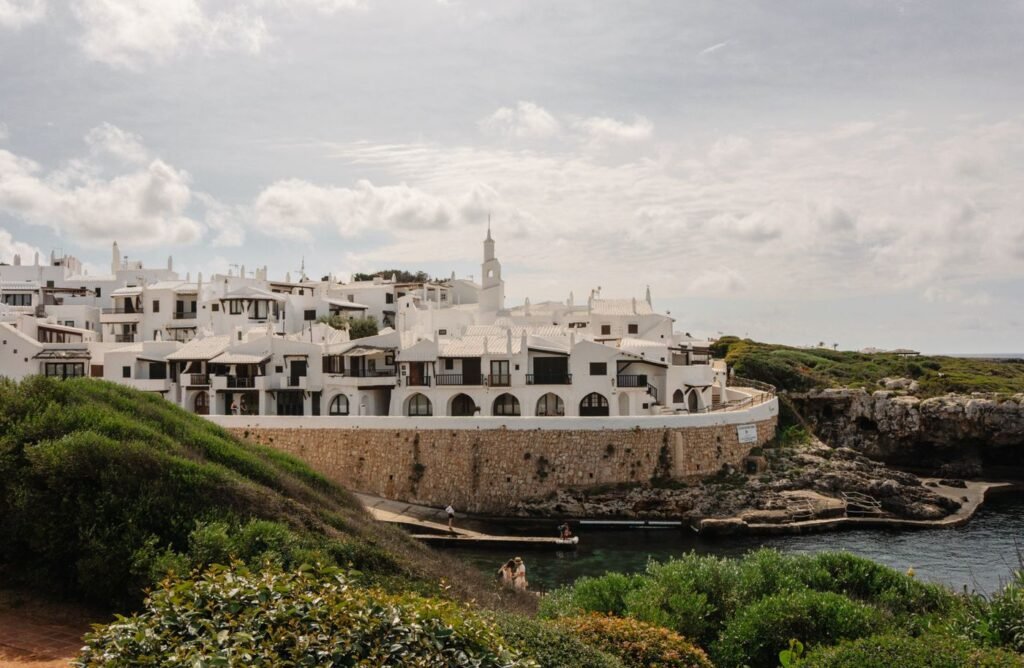 Maisons blanches et petit port de Ciutadella à Minorque