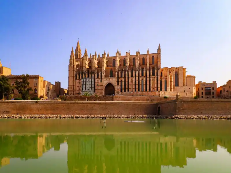 Cathedrale gothique de Palma de Majorque vue depuis le front de mer