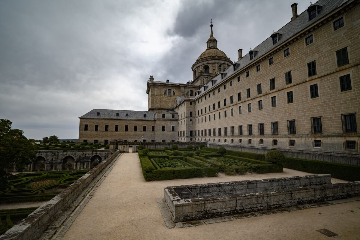 Le monastere de l'Escorial vu depuis ses jardins