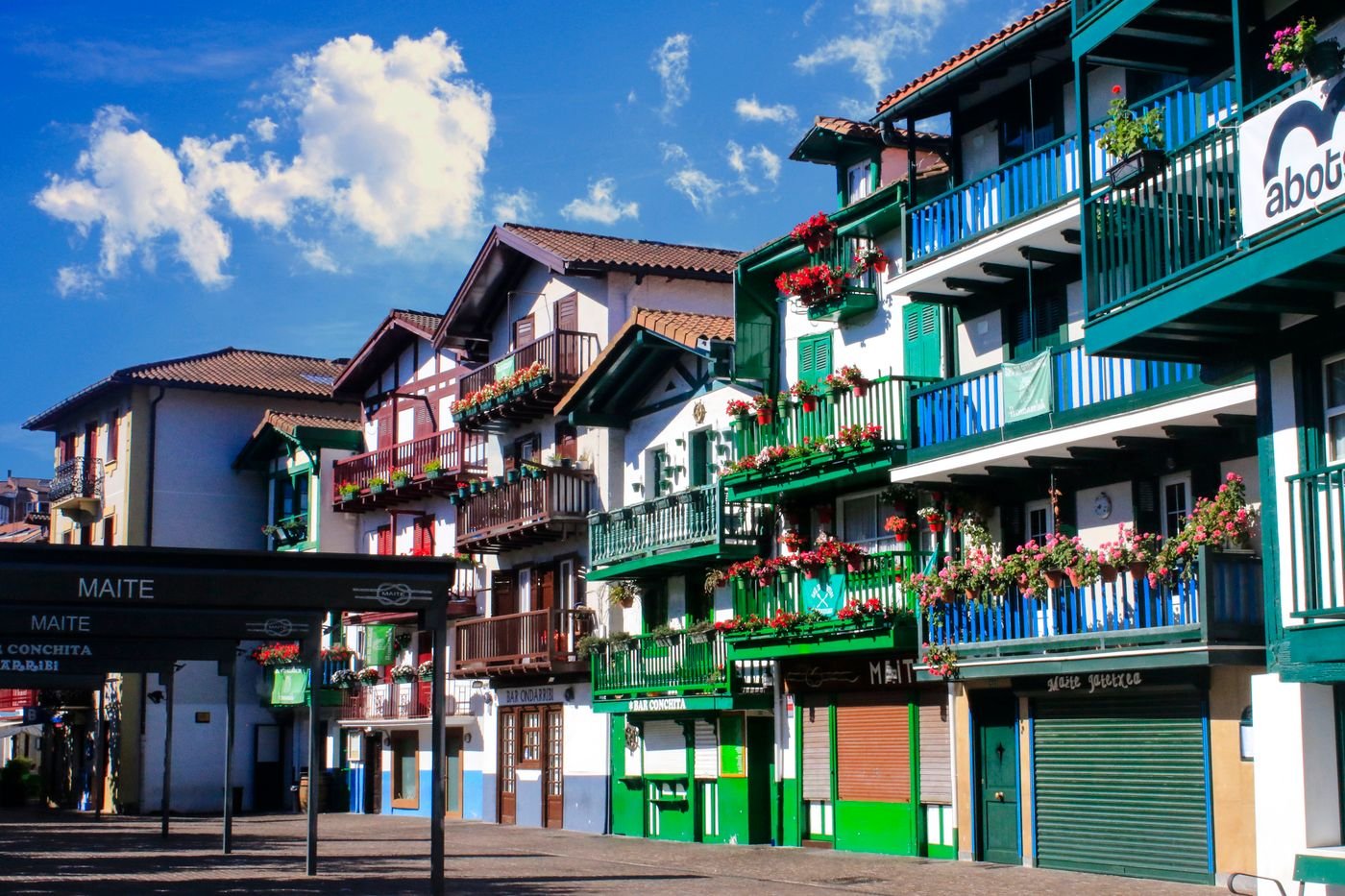Maisons basques traditionnelles aux balcons colorés dans la vieille ville d'Hondarribia