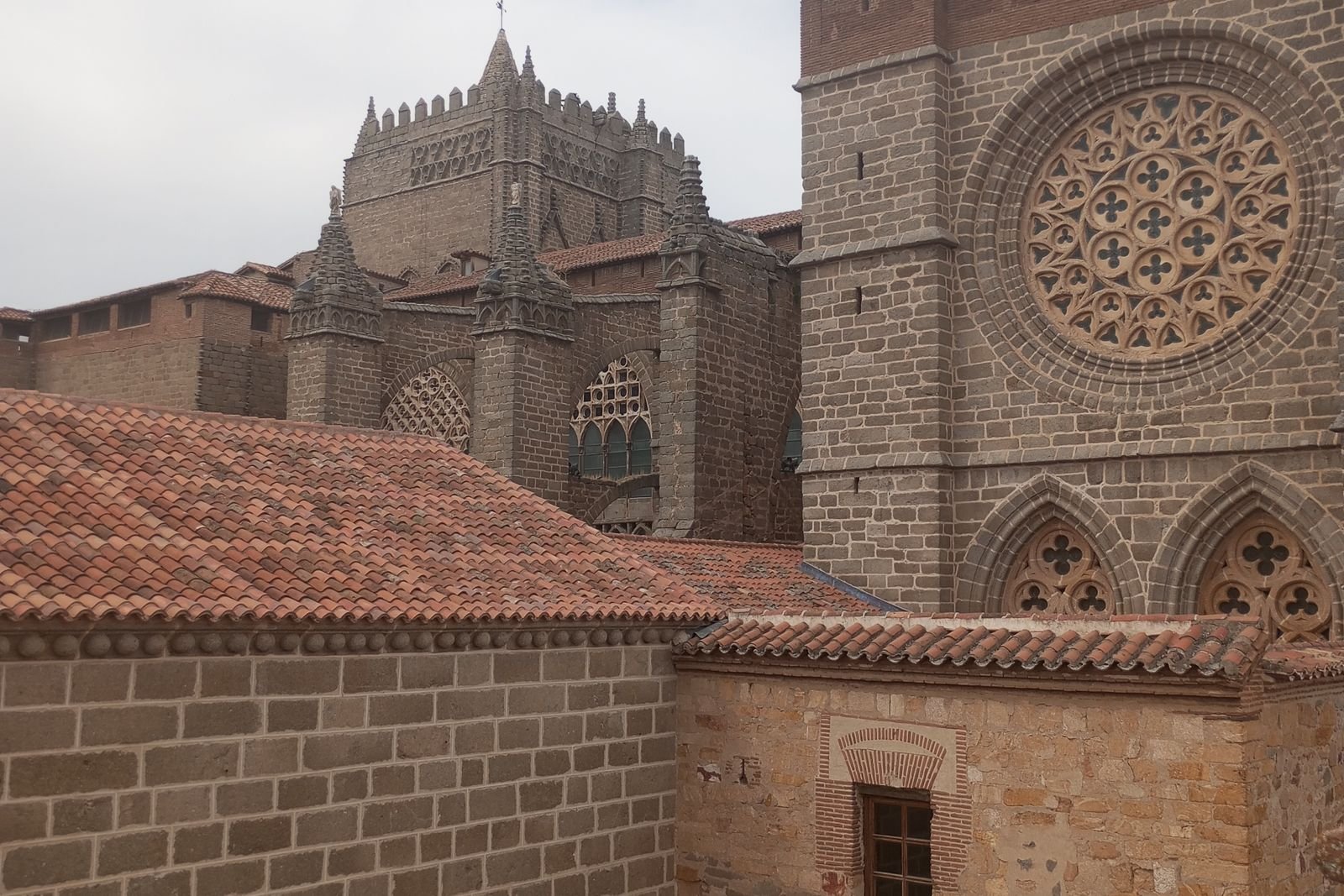 Facade gothique de la cathedrale d'Avila integree aux remparts de la ville