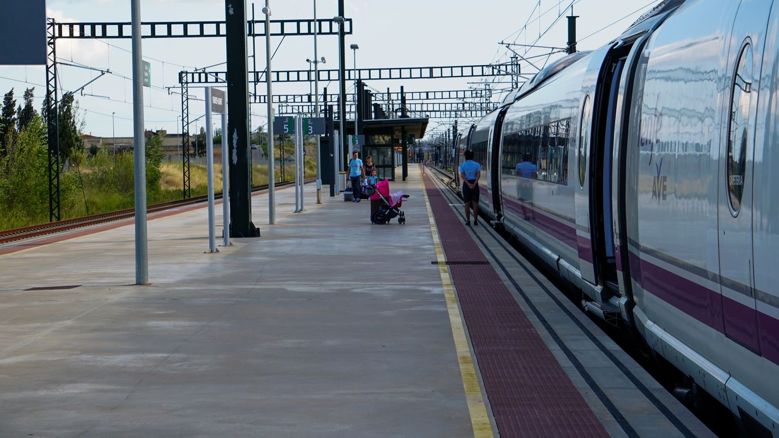 Voyageurs attendant a quai un train a grande vitesse en gare de Barcelone