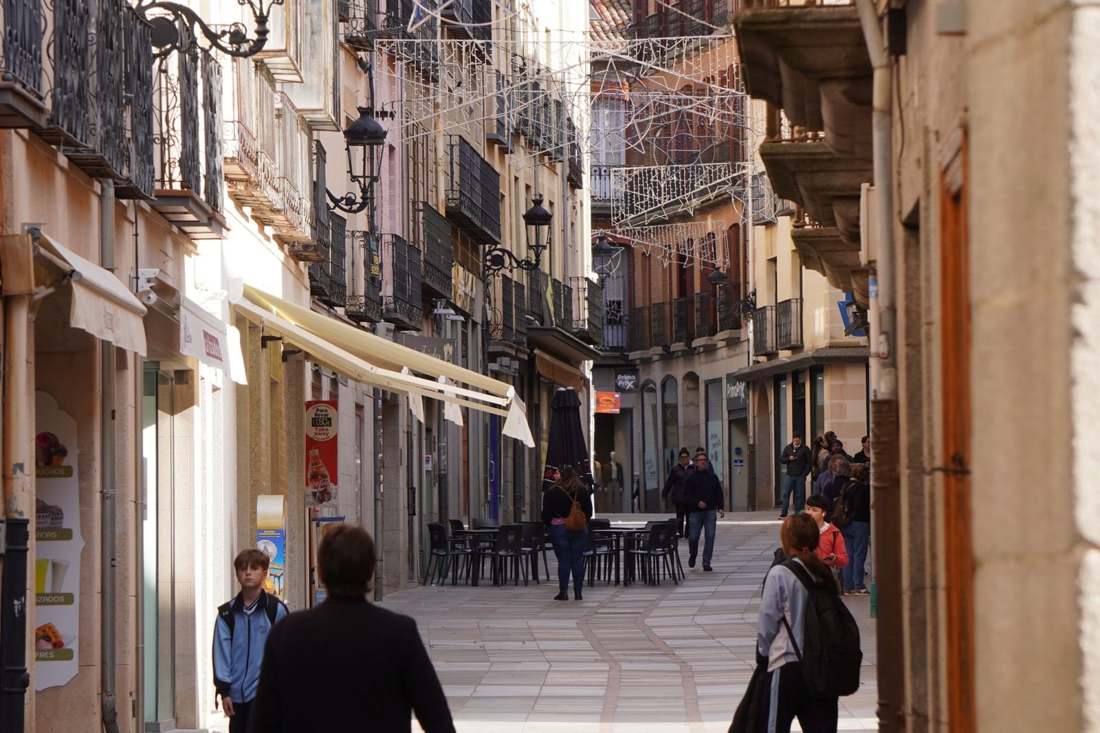 Rue pietonne animee de la vieille ville d'Avila en Espagne