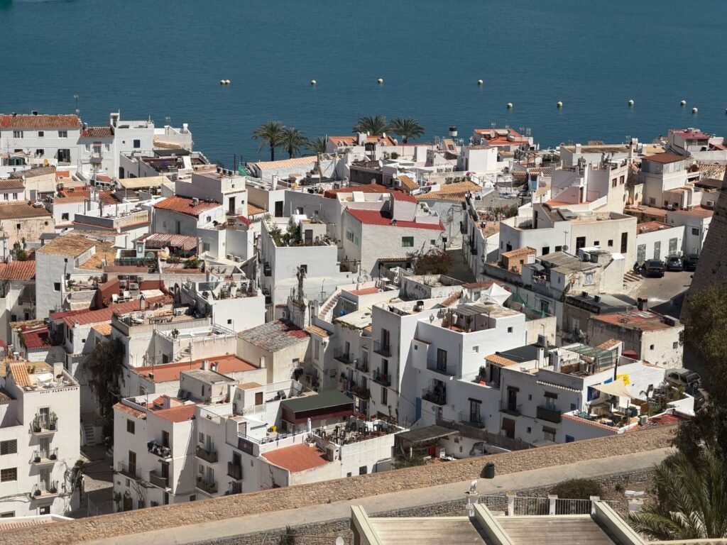Vue aerienne de la vieille ville blanche d'Eivissa a Ibiza