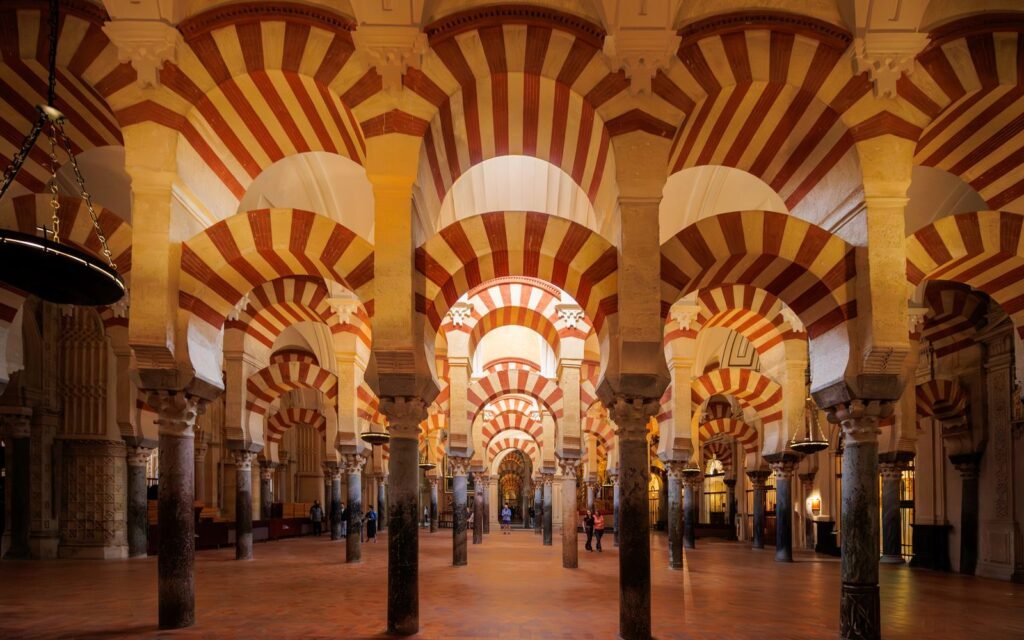 Les arcades rayees rouge et blanc de la Mezquita-Catedral de Cordoue