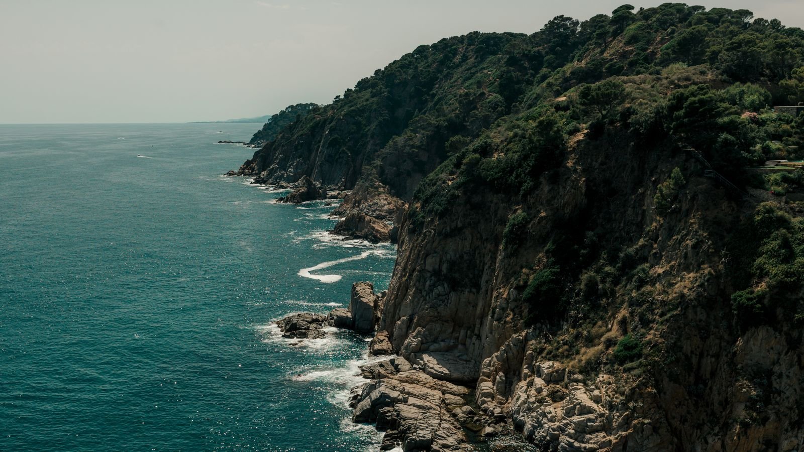 Falaises et mer turquoise à Tossa de Mar, sur la Costa Brava en Catalogne