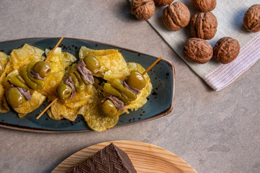 Assiette de pintxos basques traditionnels