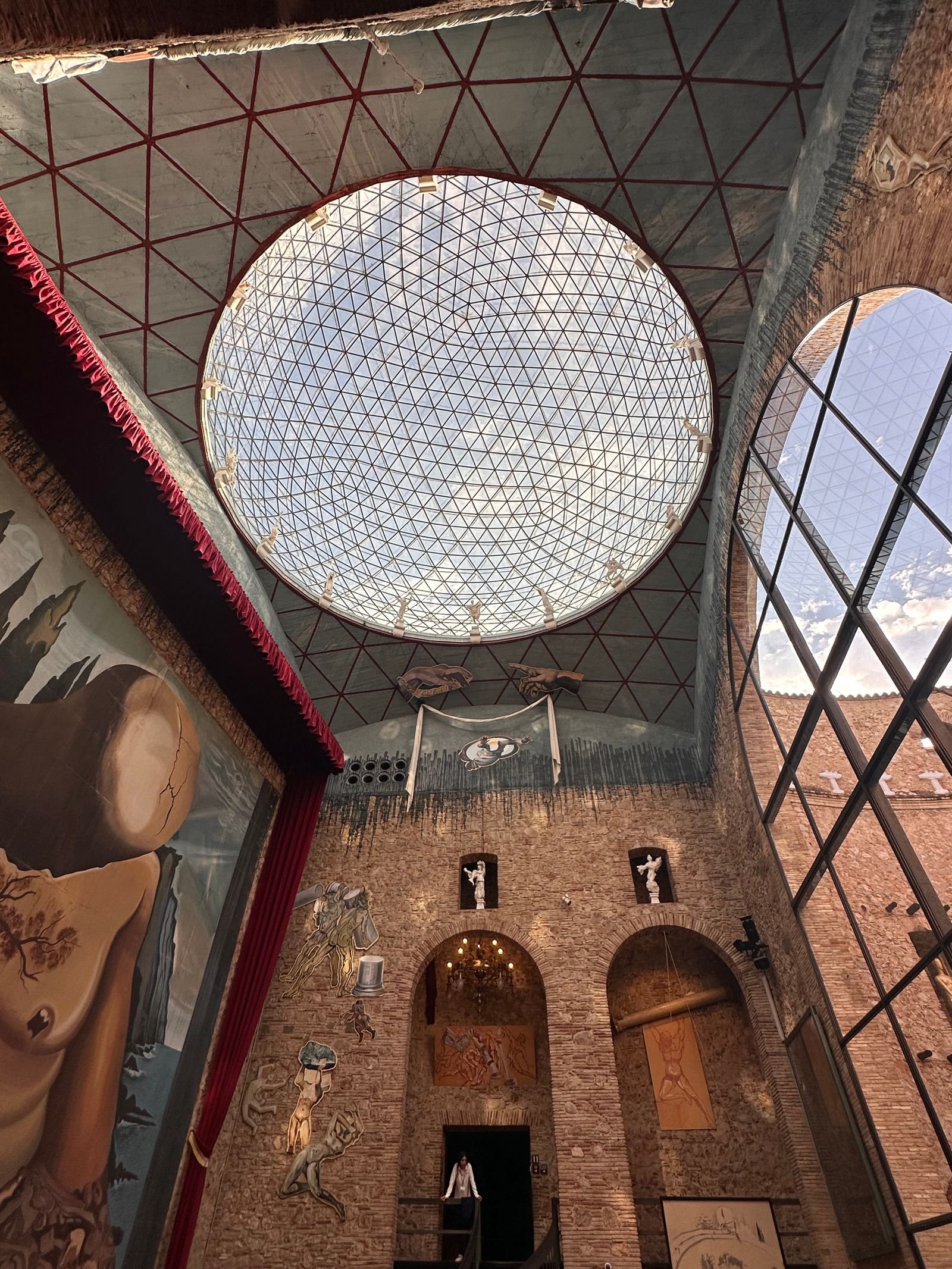 Dôme géodésique vu de l'intérieur du Théâtre-musée Dalí à Figueres, avec ses œuvres murales