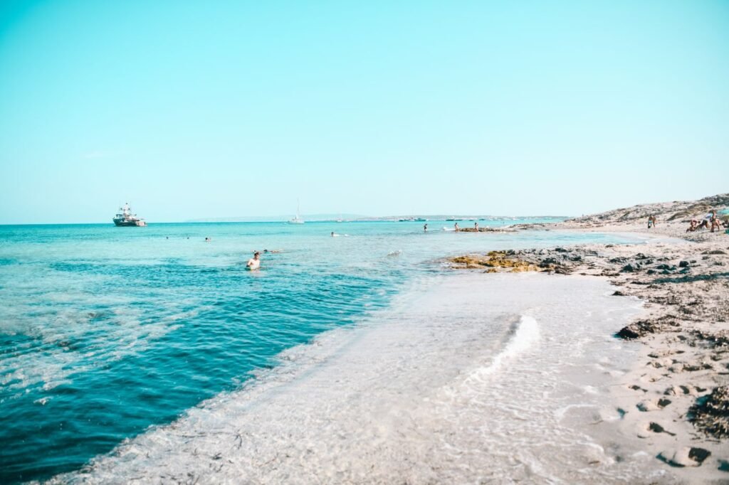 Plage aux eaux turquoise de Formentera avec ciel degage
