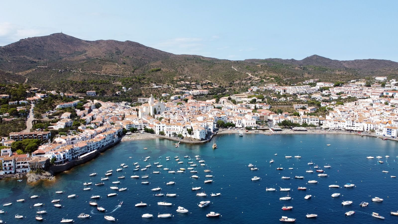 Vue aérienne du village de Cadaqués et de sa baie, en Catalogne, non loin de Figueres